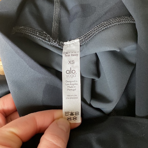 ALO YOGA High Waist Vapor Legging in Black & Camouflage - Picture 4 of 4